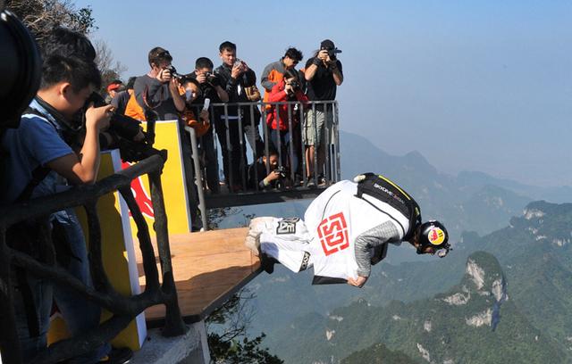 女大学生天门山翼装飞行失联，朋友：不是第一次跳了，难度不大