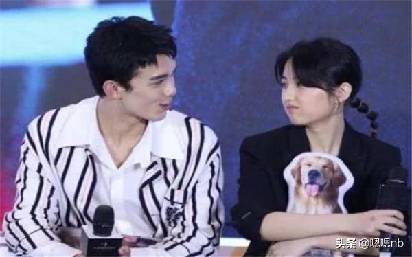 有种“安全距离”叫张子枫合影，前三位都保持距离，唯独他是例外