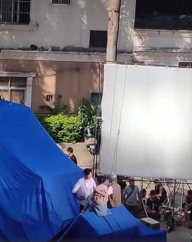 父母■张东升推父母下山花絮曝光 两位高龄演员太不容易了，真栽了一个跟头