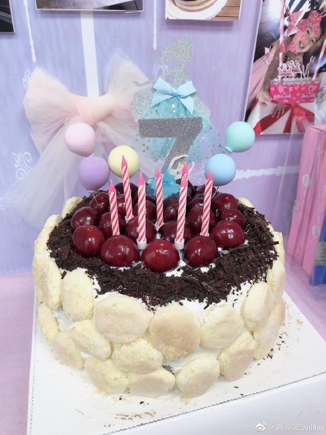小泡芙迎7岁生日，穿芭蕾服展豁牙笑超喜感，全家整齐出镜好温馨