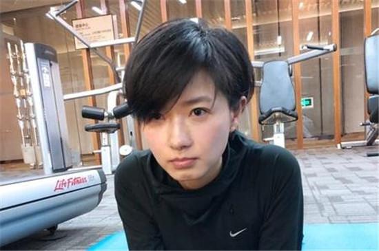 向来低调安静，节目一开场，居然成了乘风破浪的团宠