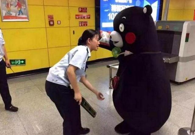 内部员工道出：通过安检时，女性的“隐私”能