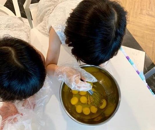 王力宏大女儿6岁生日，和妹妹蓄长发后剪掉送癌症病童，超有爱心