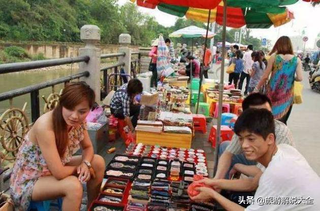 越南美女在中越边境摆摊，贩卖的商品，却让中