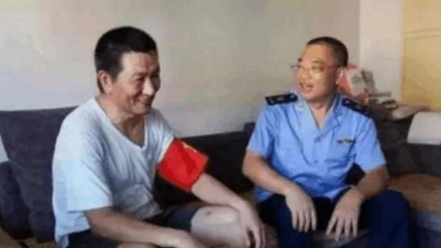 对越战争，他独在“猫耳洞”里待了1年，回来后