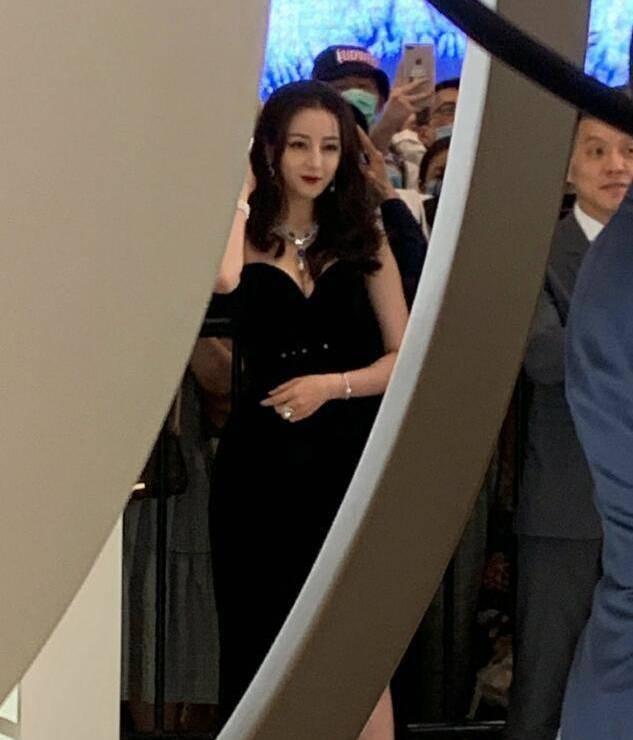 热巴最新活动生图，腰臀比例超后面假人“求婚男”现身安保很警觉