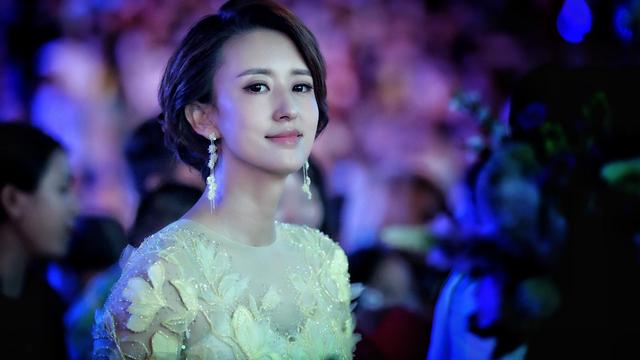 央视主持人张蕾这么很优秀，为什么却愿意嫁给一个五十多岁的呢？