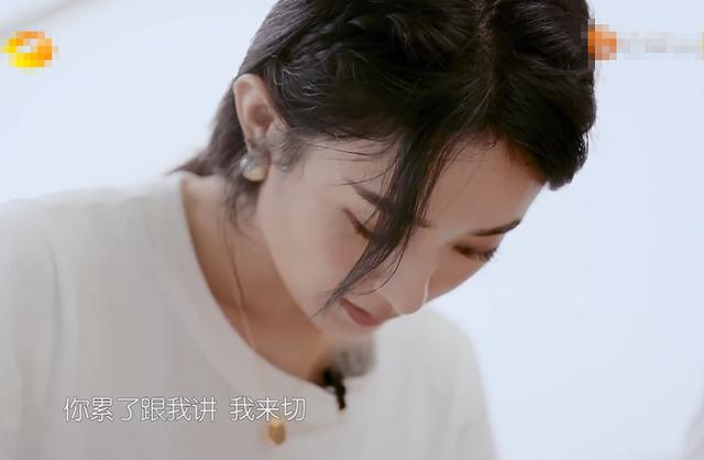 林大厨对赵丽颖也太好了吧，切肉时狂夸不停，