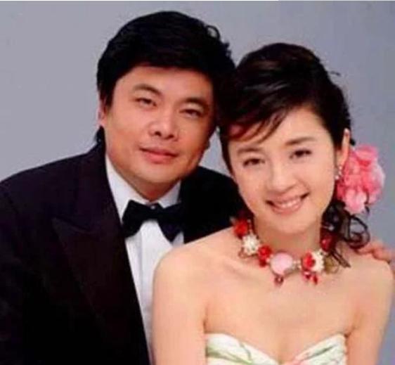 BTV一姐春妮，为何甘愿高龄产子，二婚也要嫁“接班”郎永淳的他