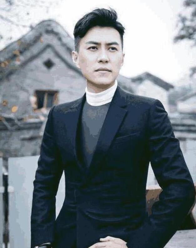 靳东心真大！陪妻子看比赛光顾与美女热聊似夫