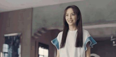 佟丽娅忘记自己穿的睡裤动作霸气，掀开被子后，全场不淡定了