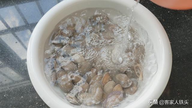 客家人吃鸡很有一套，不煎不炸加1斤花甲，出锅3斤鸡肉带汁吃光光