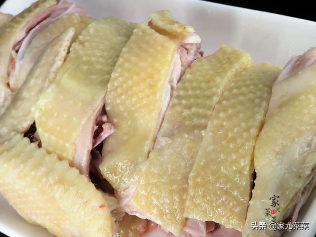 广东白切鸡：教你最正宗的白切鸡做法，只需几个技巧，皮脆肉滑