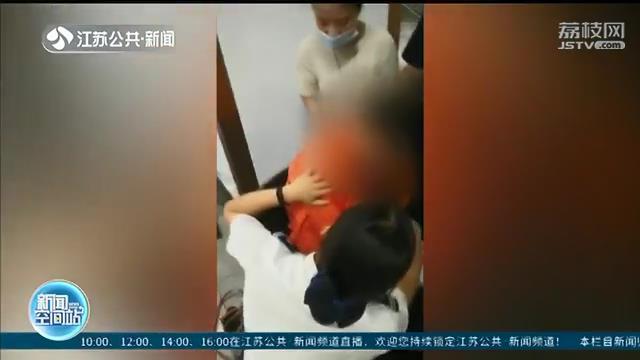 地铁站里老人突发心绞痛 近10名乘客接力伸出援手