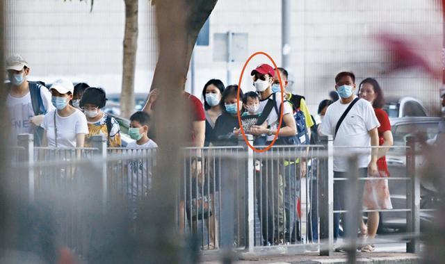 郑嘉颖带儿子公园里玩耍，1岁Rafa帅气可爱，陈凯