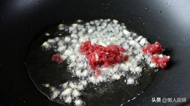 先蒸后炒，这样做出来的茄子不吸油，配上牛肉末一起炒，下饭好吃