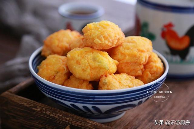 南瓜的新吃法，和面粉、鸡蛋一起做成丸子，比肉丸子还受欢迎