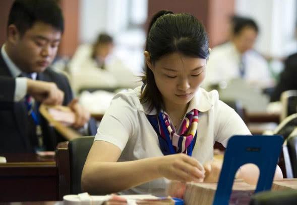 女同事问我工资多少，我说了3个字，第二天就被