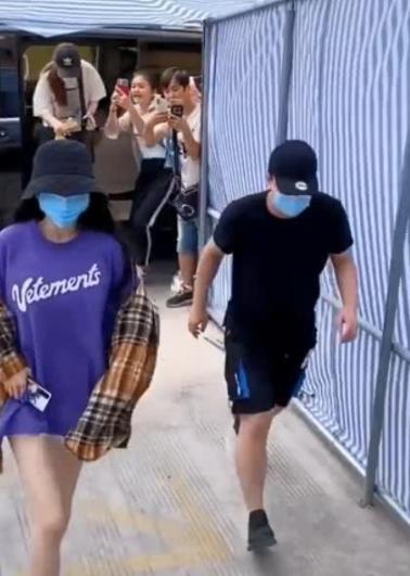 杨幂真的受委屈了！被变态仰拍大腿根儿，这种刁钻角度也拍得出来