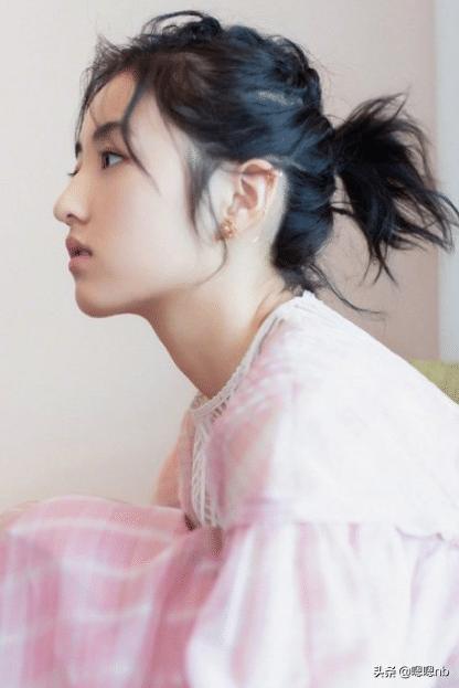 明星也追星，张子枫的追星方式时刻拿在手上，