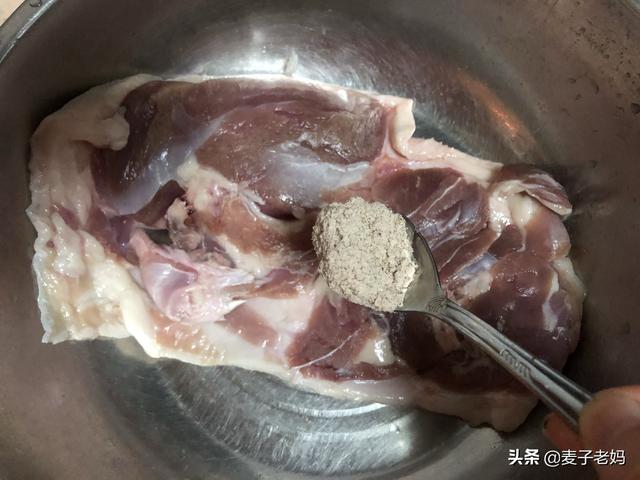 夏天不妨多吃鸭子，只需三步就能做出香、酥、嫩的盐水鸭，试试吧