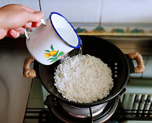 煲仔饭在家做用料实在方法简单，饭香锅巴酥脆，菜肉搭配营养均衡