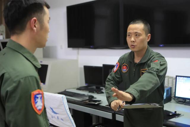 舰载战斗机飞行员“后浪”是这样诞生的……