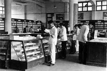 老照片：1958年的中国，你见过亲手杀猪的姑娘吗？