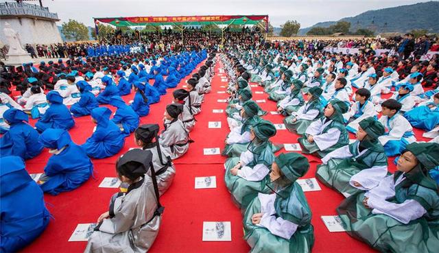 有些专家建议把中小学校服改为汉服样式，这个