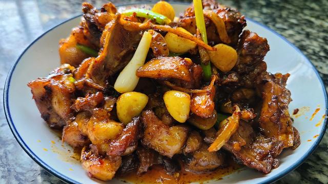 鸡肉这样做味道更香，教你一道蒜香鸡的做法，咸香美味又下饭