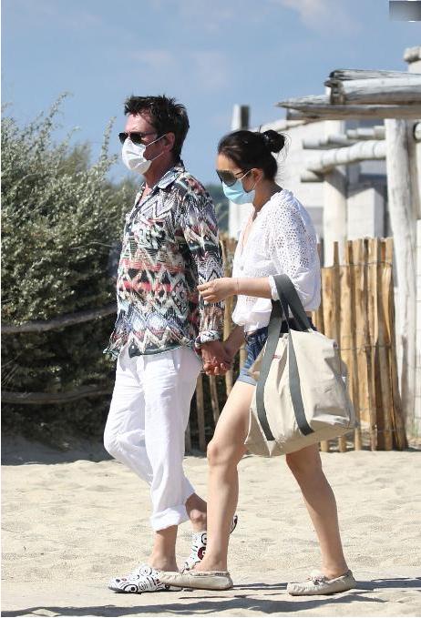 55岁巩俐也难逃中年发福，牛仔短裤勒出“赘肉”