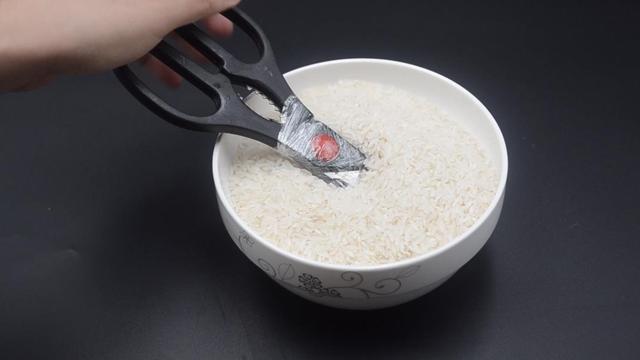 不管剪刀多钝多锈，一个简单的方法，剪刀立马锋利如新，太实用了
