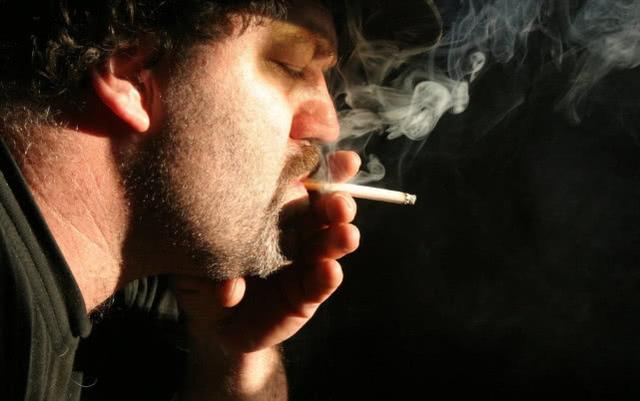 如何判断吸烟成瘾？这6条标准中，若你占3条，说明对烟草有依赖性