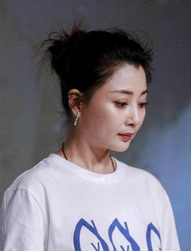 49岁许晴和38岁殷桃同穿裙装，网友：这气质差距可不止11岁