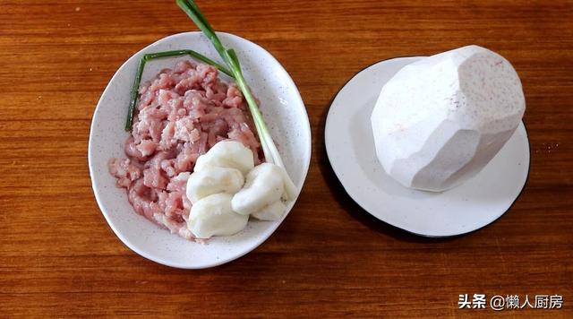 不需要油炸，教你芋头的新做法，配上猪肉馅，吃起来那叫一个香