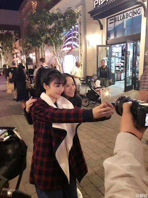 曾宝仪素颜被拍，大方微笑也不遮遮掩掩，纯天