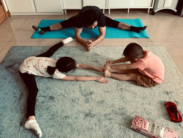 李小鹏和儿女劈叉，纪念北京奥运十二周年，八岁奥莉腿长已超爸爸