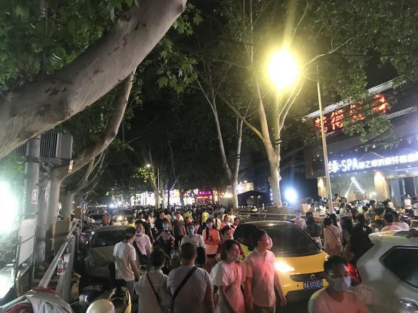 揭秘郑州夜市生意人：夫妻俩辞职在健康路打拼