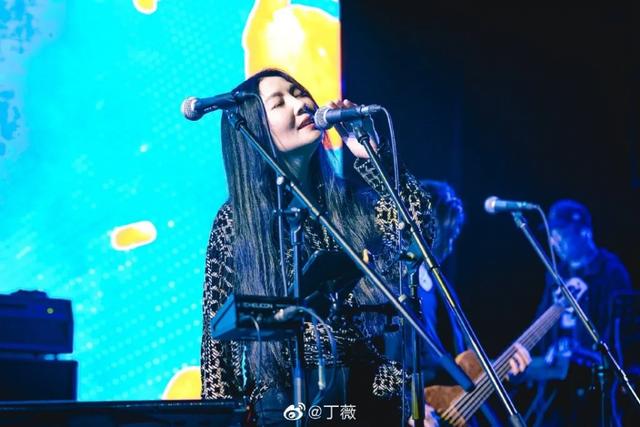 给那英、刘德华写歌，陪何炅走红毯，为什么她不红还招人爱？