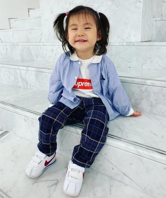 陈冠希晒女儿萌照，Alaia披头散发，紧抱玩偶面露开心笑容