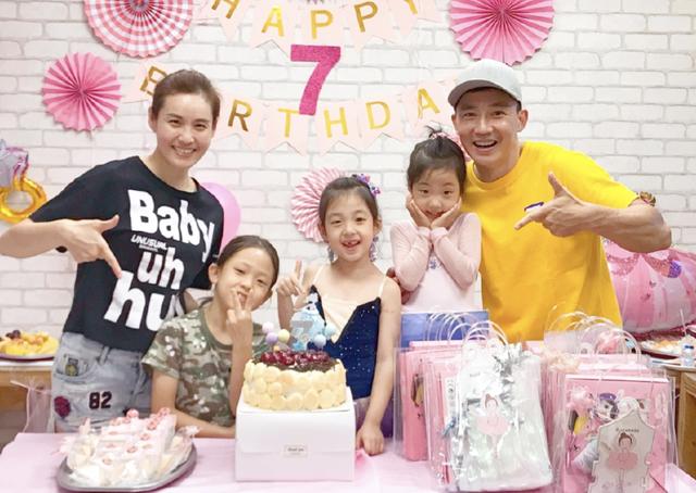 修杰楷晒与贾静雯30年前旧照，女神短发像假小子，网友直呼认不出