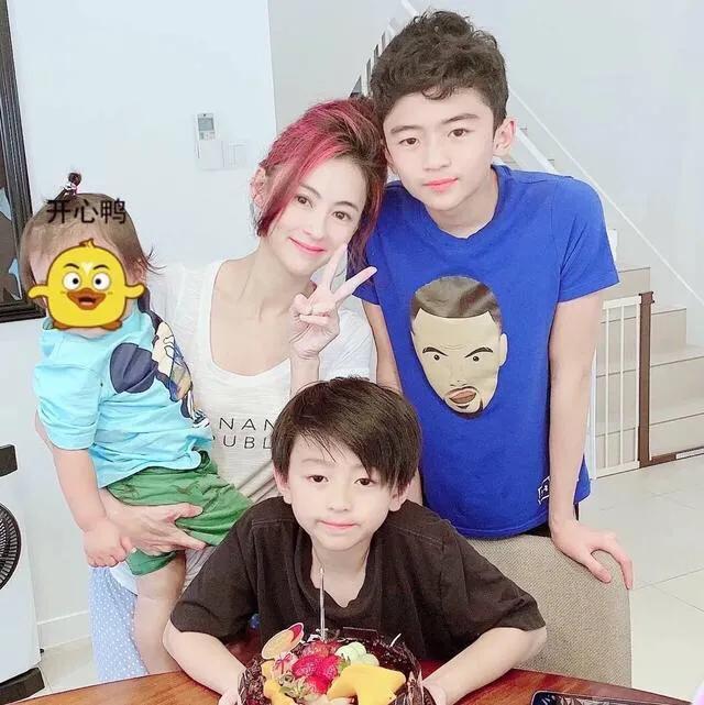 张柏芝晒俩儿子游泳健身，13岁Lucas练出腹肌，颜值身材不输爸爸