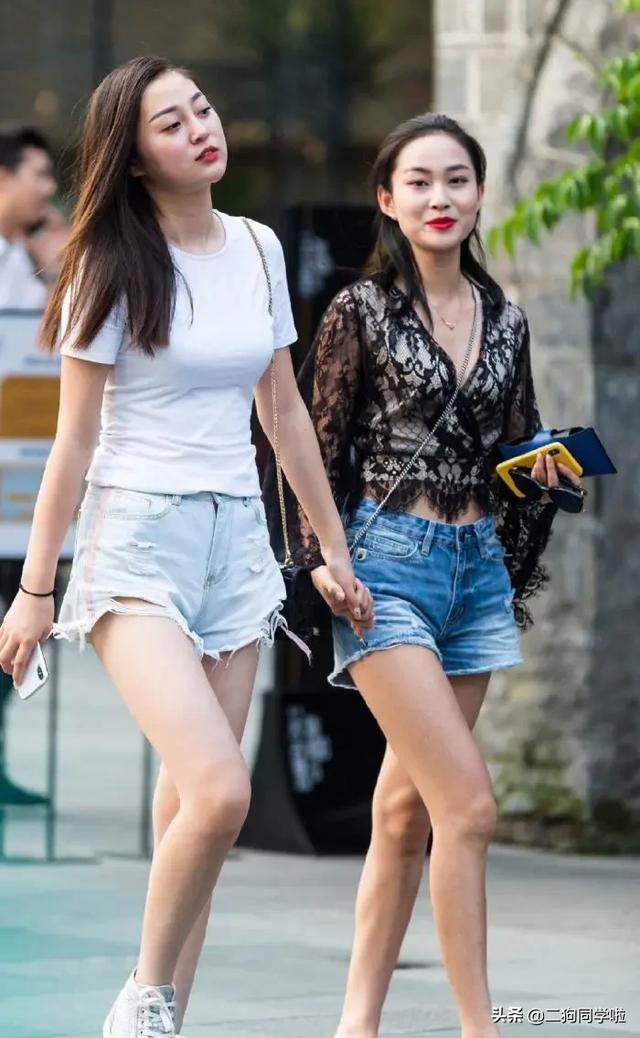 不挑身材的牛仔短裤，轻松为你带来清爽靓丽的穿搭体验