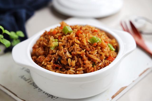 伏天别炒菜了，学会这个懒人焖饭，有菜有肉有饭，太适合懒人了