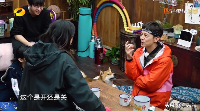 《向往4》无聊当有趣？何炅复制岳云鹏游戏，黄