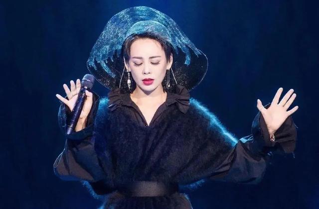 48岁逆龄出道，翻遍中国影史，也找不出这样“乘风破浪的姐姐”