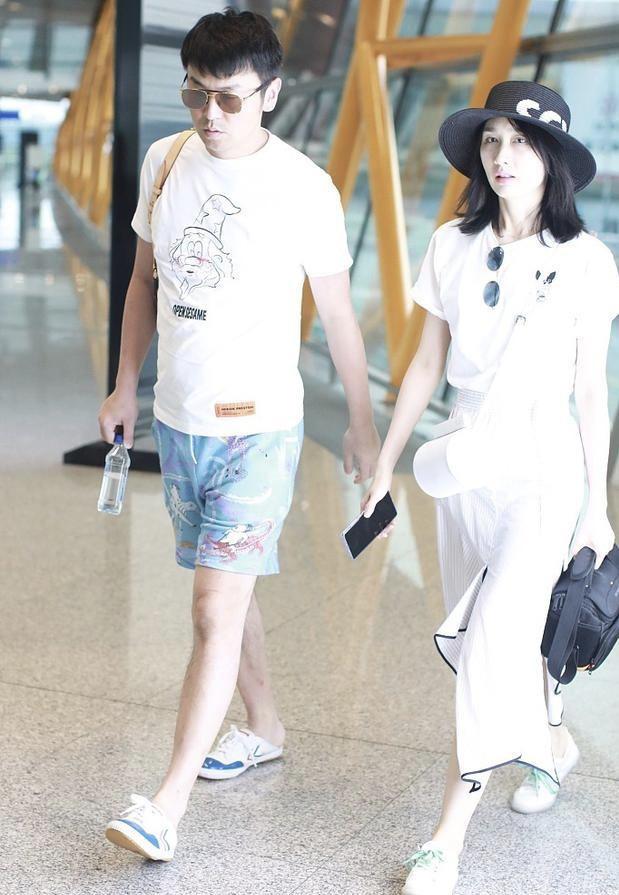 雷佳音娇妻晒跳舞视频，小蛮腰抢镜，跳舞又A又飒超有范