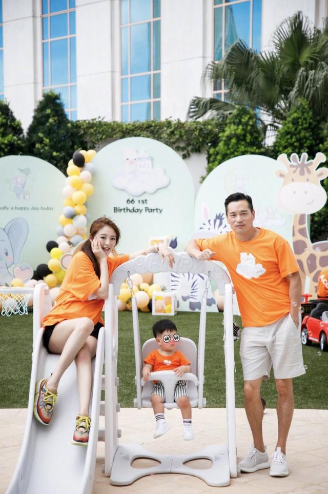 安以轩挺孕肚为1岁儿子庆生，一家三口穿亲子装，室外派对好梦幻