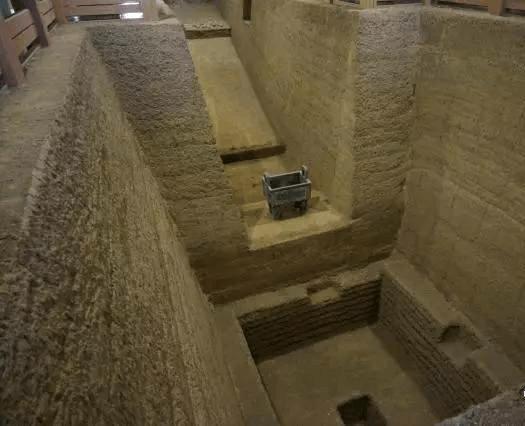 殷墟商代大墓被盗，考古专家抢救性发掘，在墓室发现34个人头