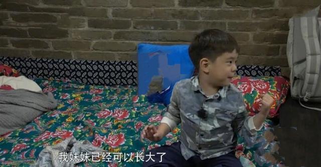 杜江一家外出，嗯哼陪玩的小女孩儿模样可爱，被质疑是霍思燕女儿